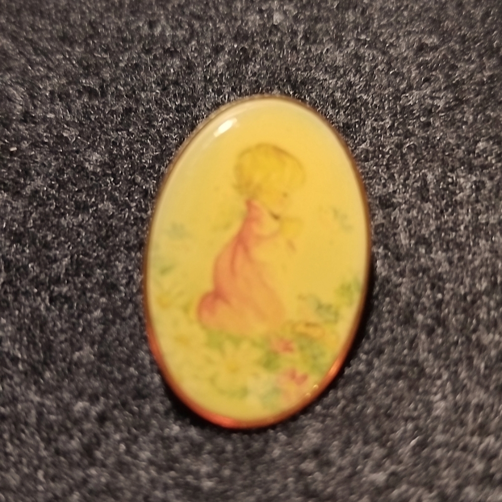 Estate RARE FINE Little girl Praying in garden Collectible Pin
